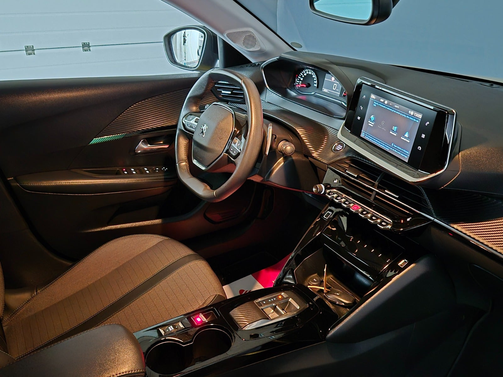 Gul Peugeot 208 fra 2022
