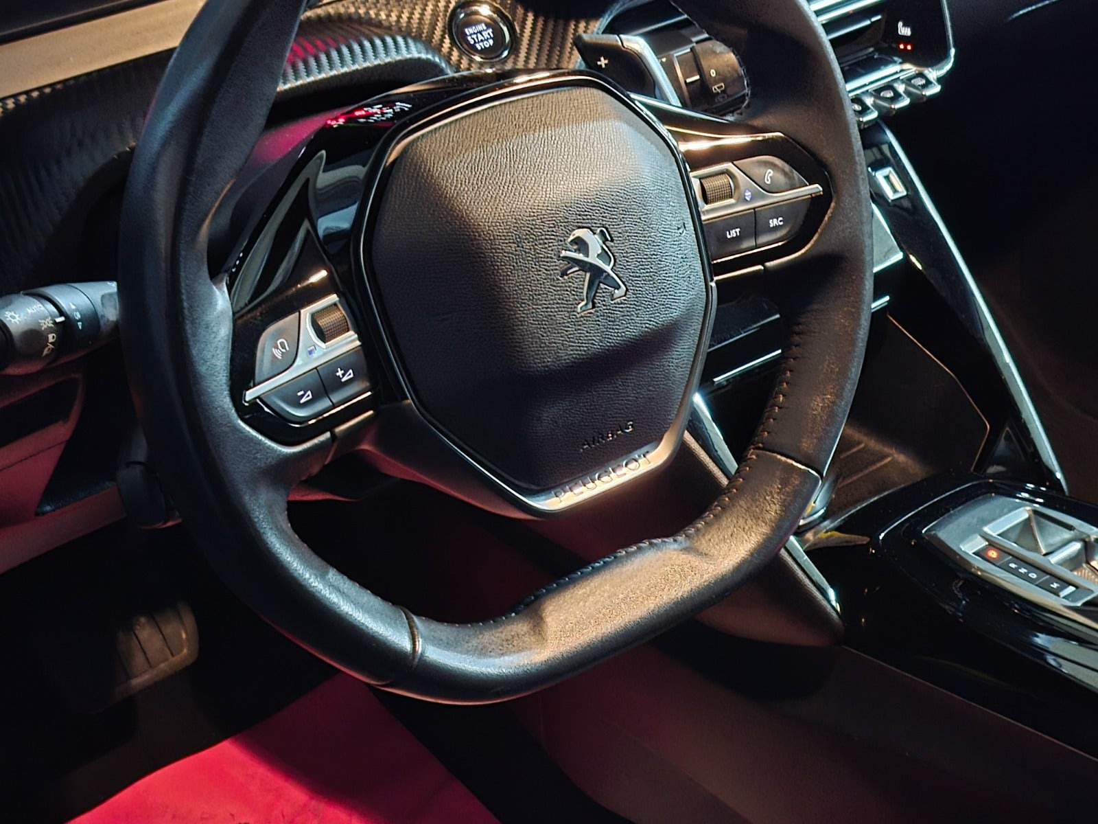 Gul Peugeot 208 fra 2022