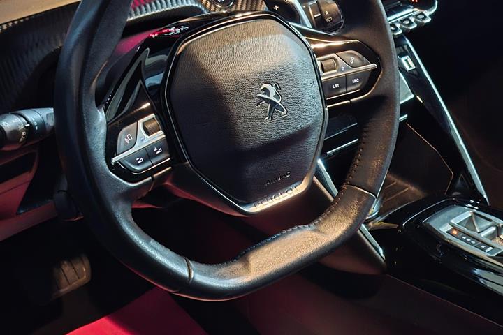 Gul Peugeot 208 fra 2022