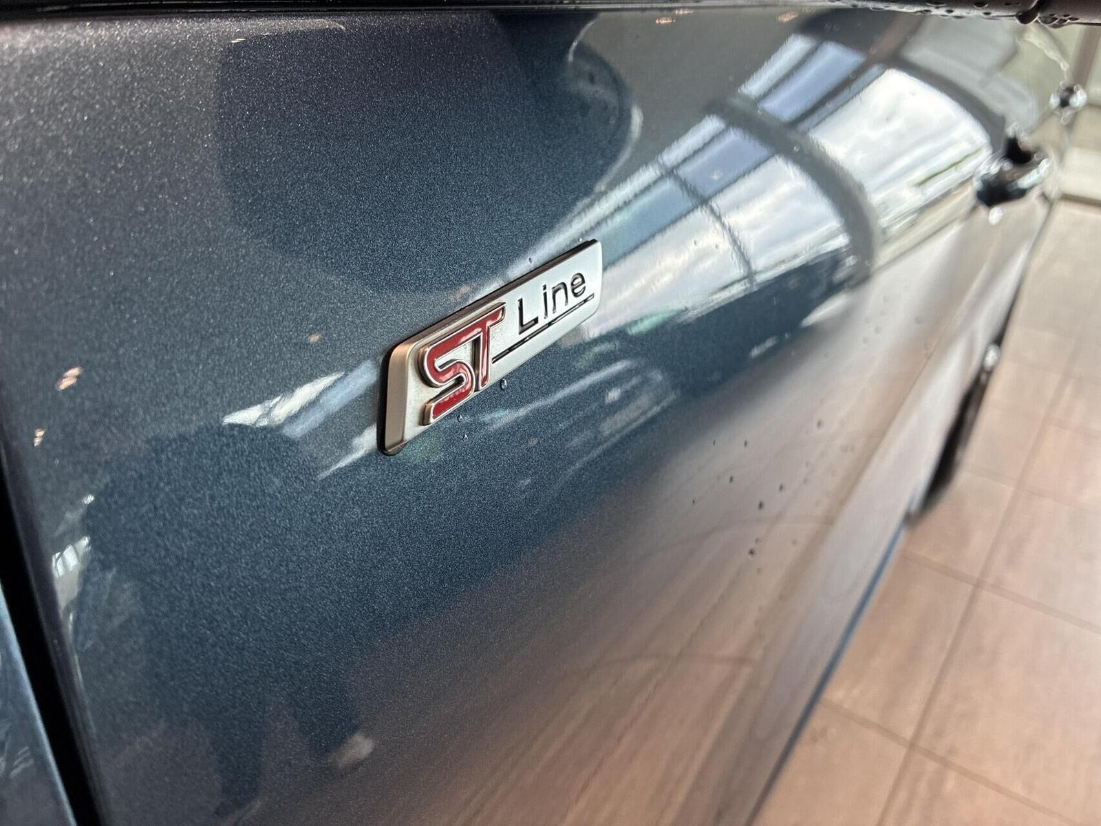 Blå Ford Kuga fra 2020