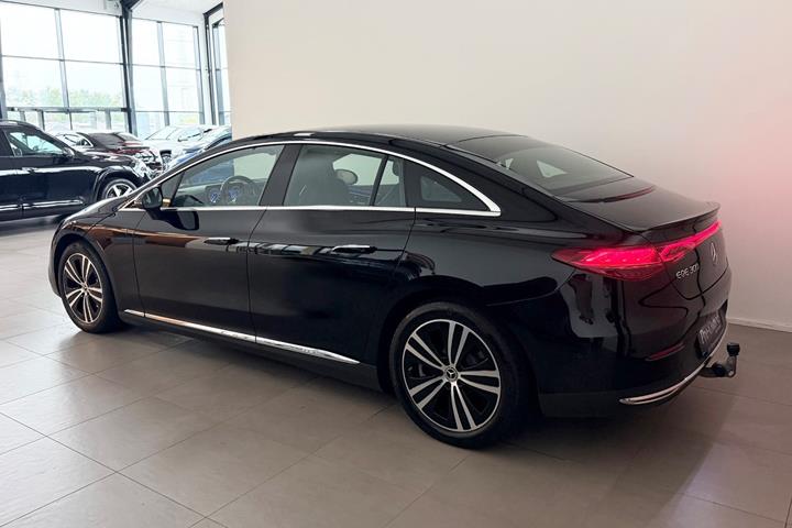 Sort Mercedes EQE300 fra 2022