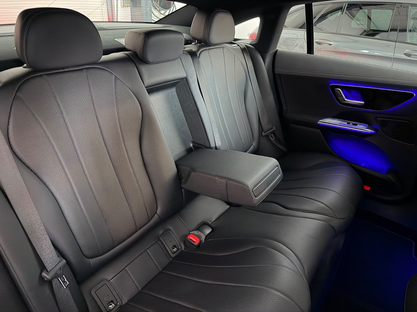 Sort Mercedes EQE300 fra 2022