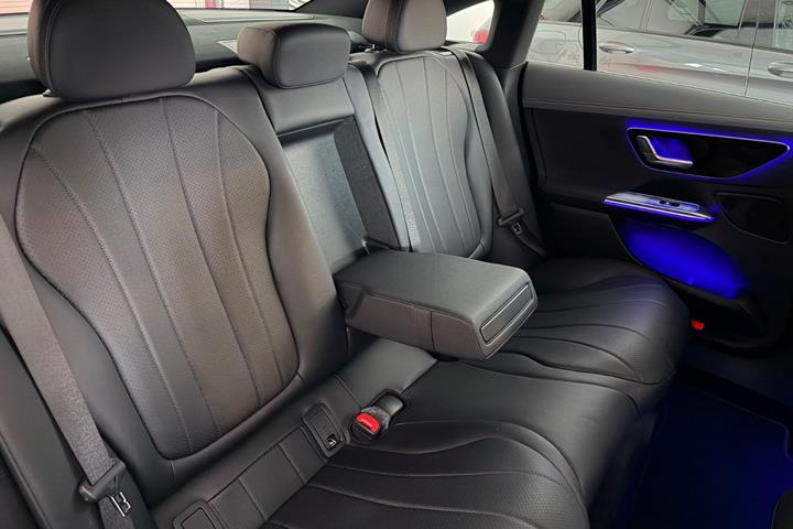 Sort Mercedes EQE300 fra 2022