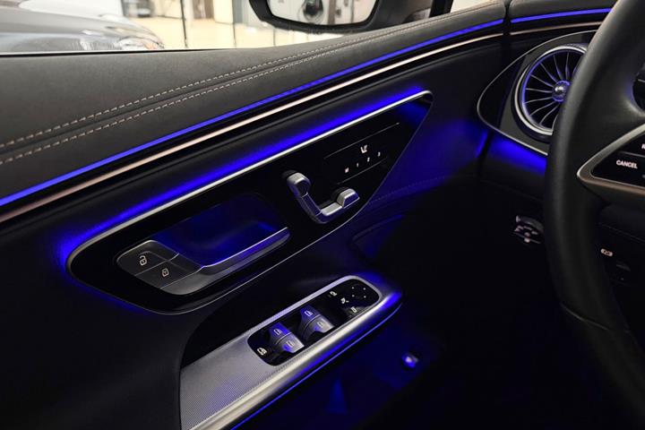 Sort Mercedes EQE300 fra 2022
