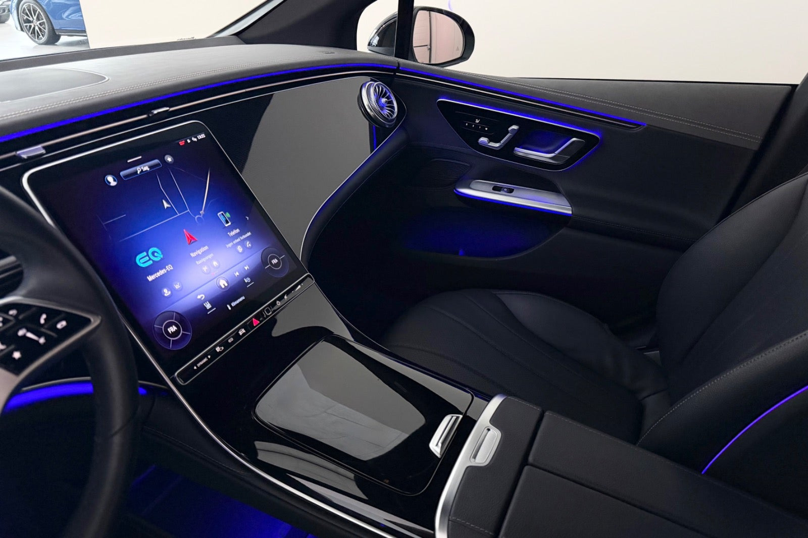 Sort Mercedes EQE300 fra 2022