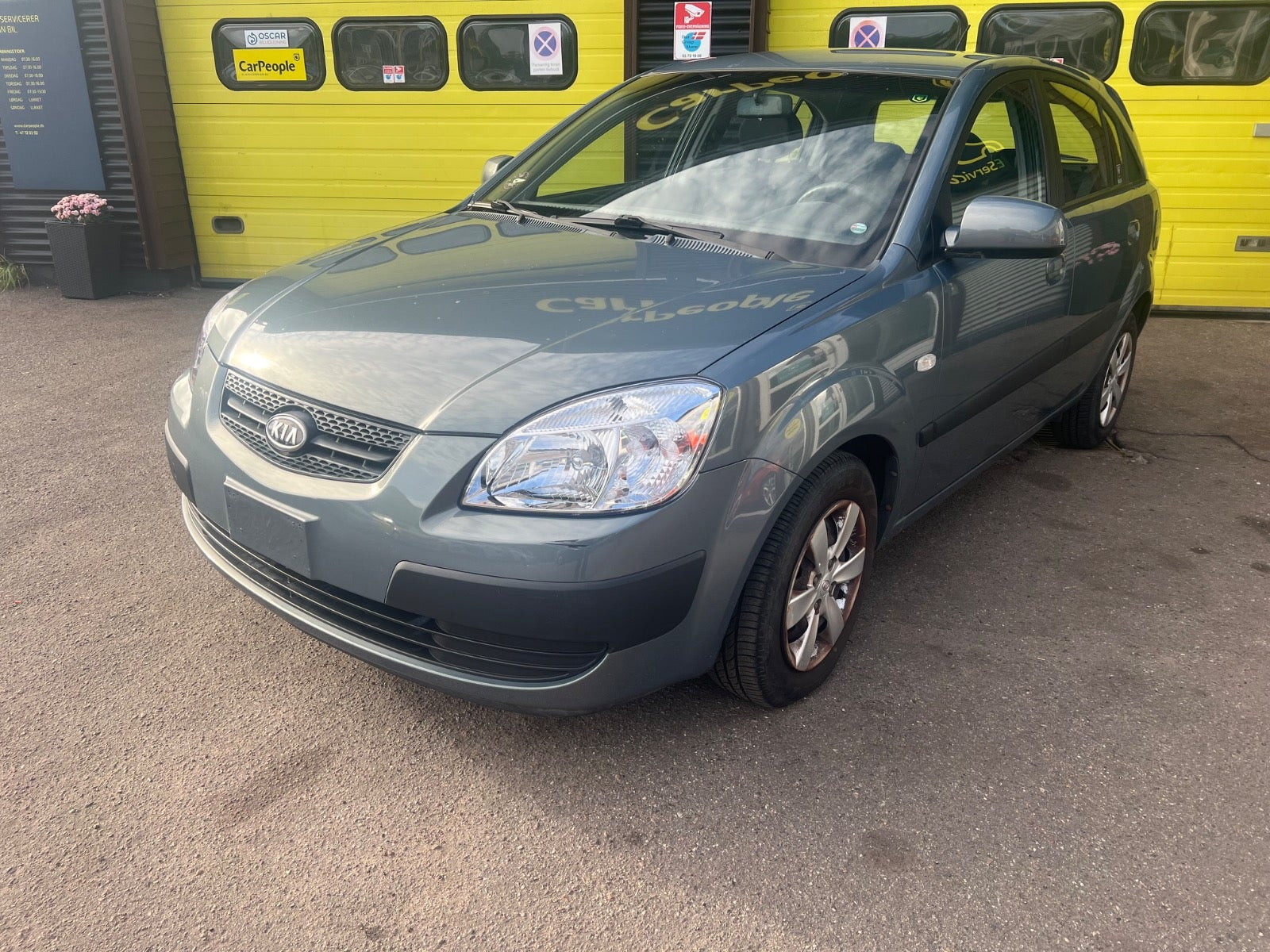 Grå Kia Rio fra 2008