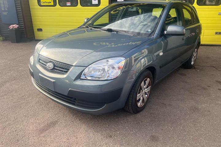 Grå Kia Rio fra 2008