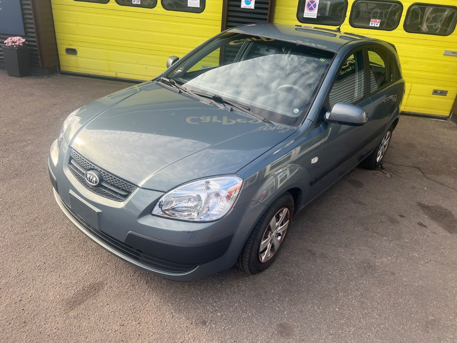 Grå Kia Rio fra 2008