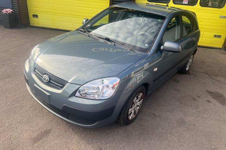 Grå Kia Rio fra 2008