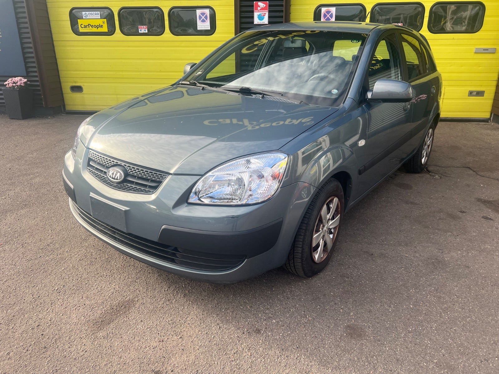 Grå Kia Rio fra 2008
