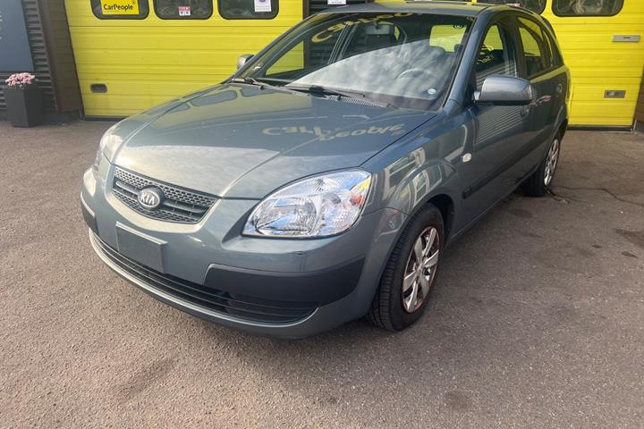 Grå Kia Rio fra 2008
