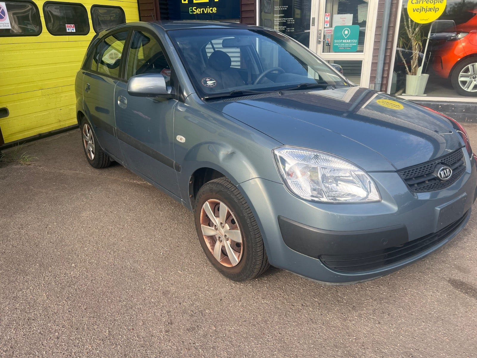 Grå Kia Rio fra 2008
