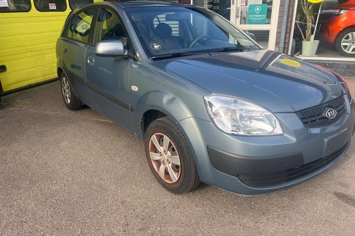 Grå Kia Rio fra 2008