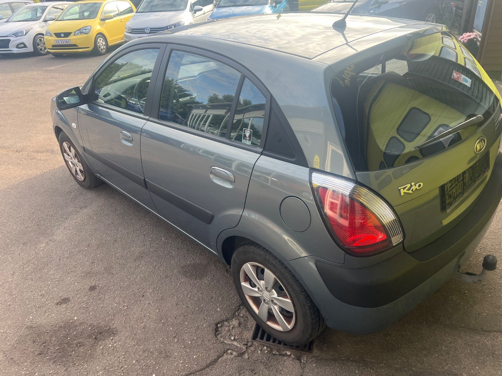 Grå Kia Rio fra 2008