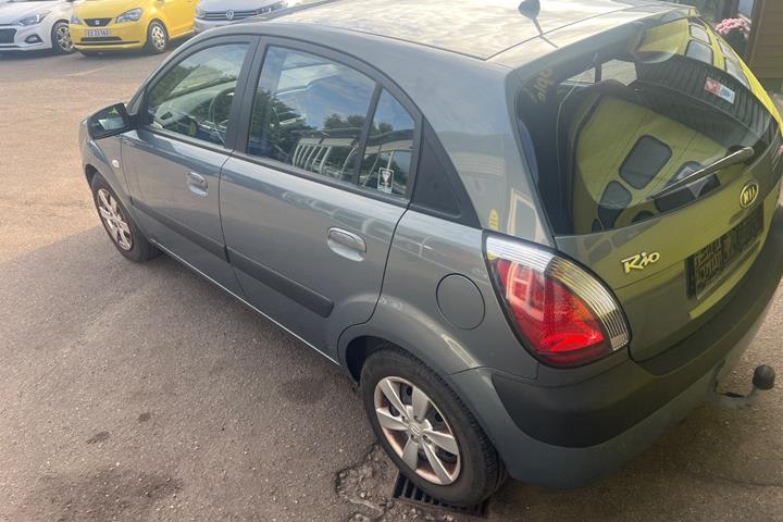 Grå Kia Rio fra 2008