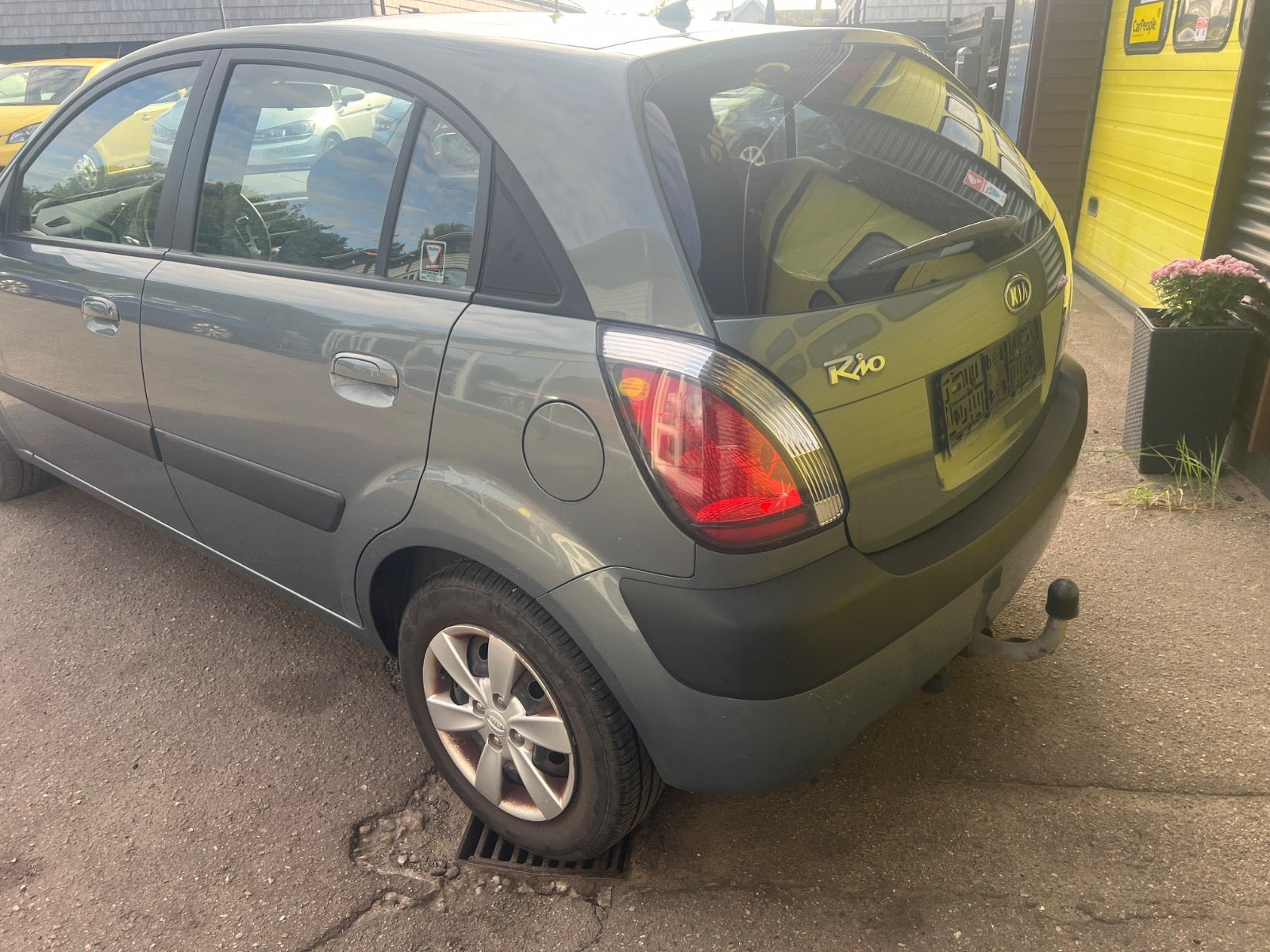 Grå Kia Rio fra 2008