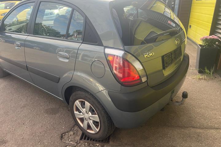 Grå Kia Rio fra 2008