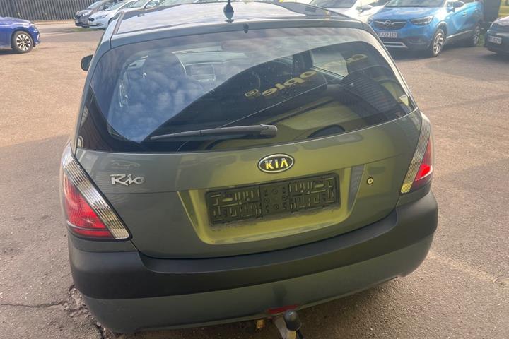 Grå Kia Rio fra 2008