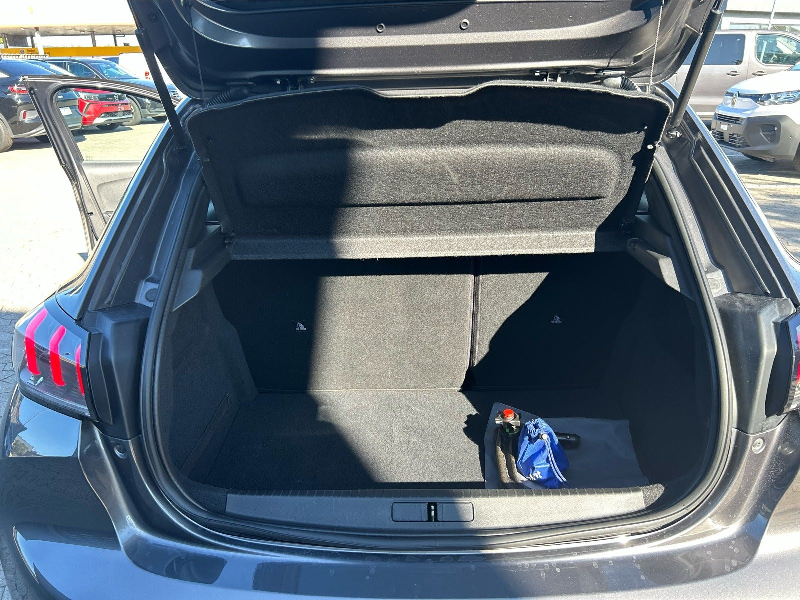 Grå Peugeot 208 fra 2021