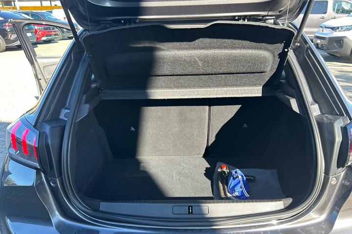 Grå Peugeot 208 fra 2021