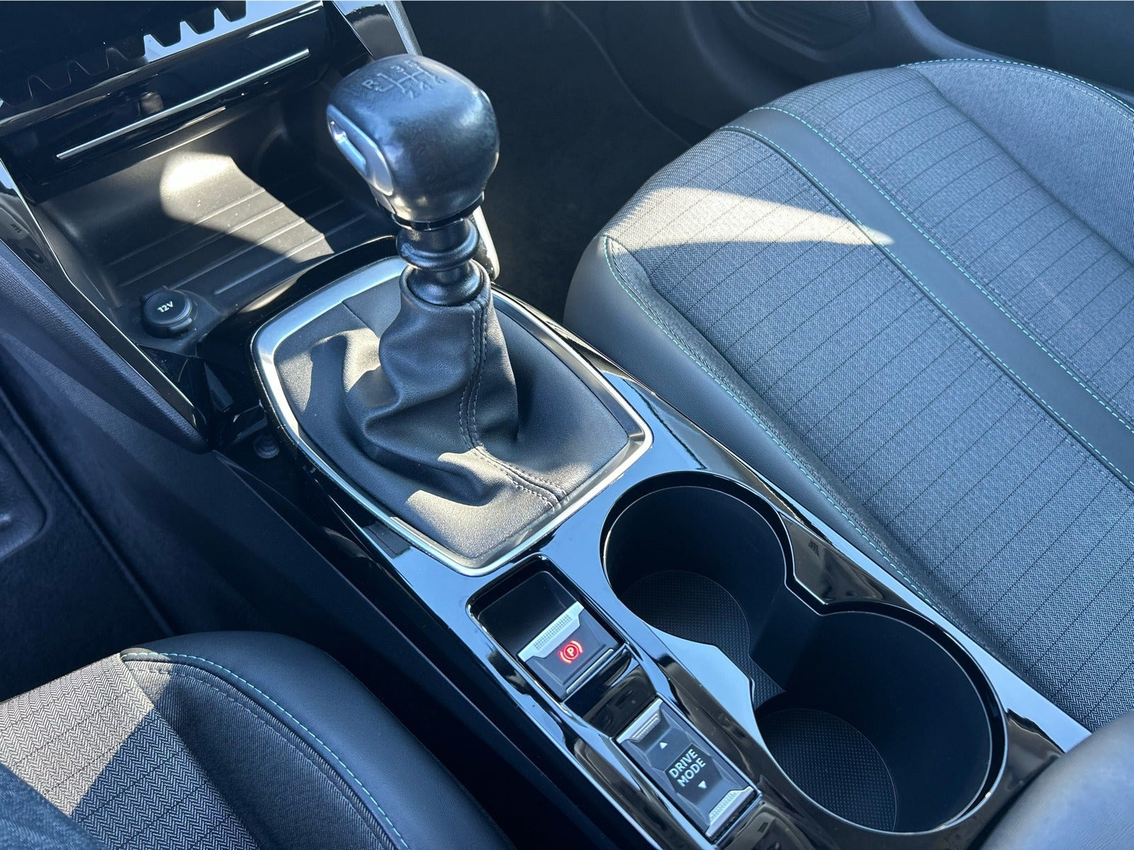 Grå Peugeot 208 fra 2021