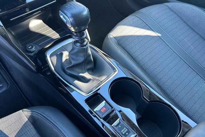 Grå Peugeot 208 fra 2021