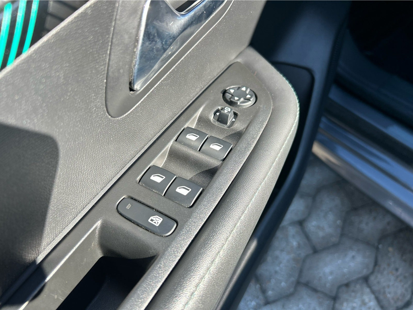 Grå Peugeot 208 fra 2021
