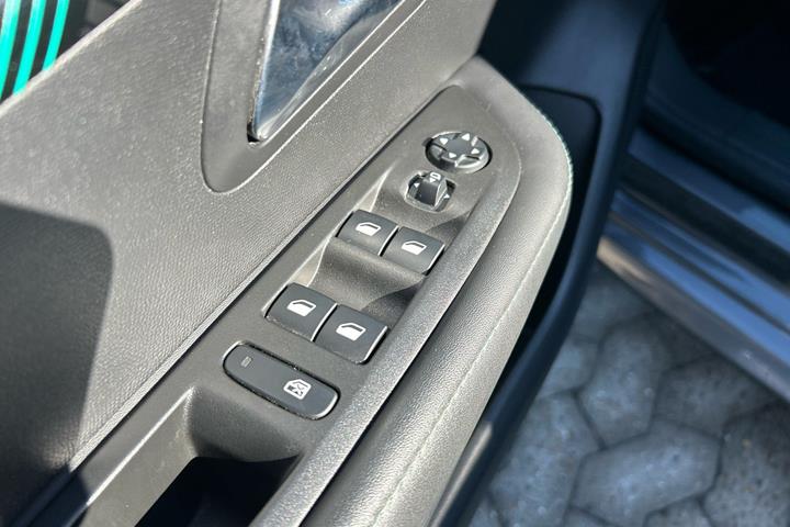 Grå Peugeot 208 fra 2021