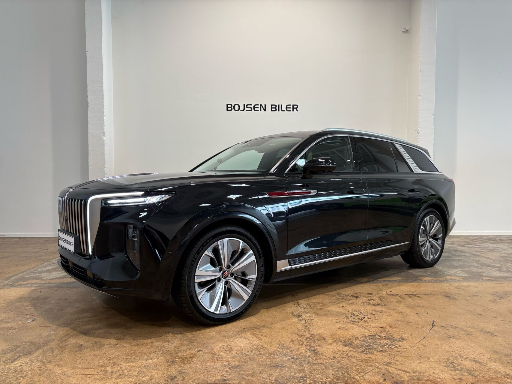 Sort Hongqi E-HS9 fra 2023 set udefra