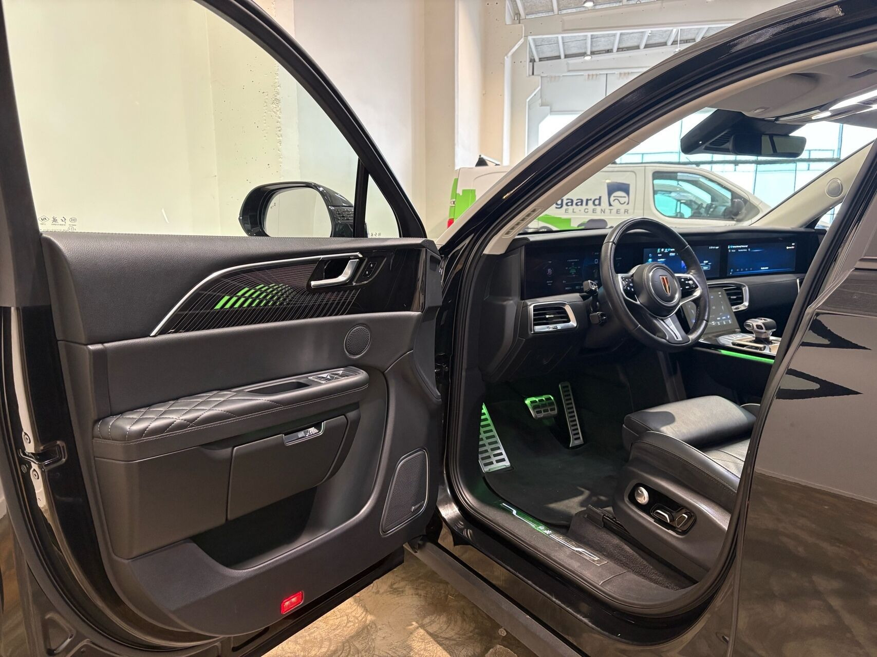 Sort Hongqi E-HS9 fra 2023