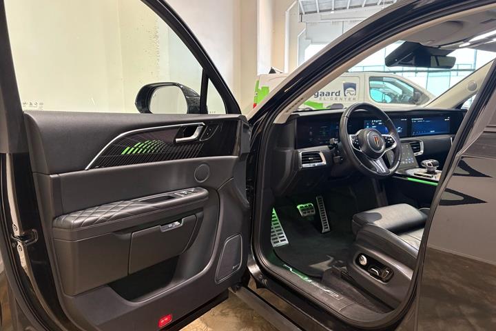 Sort Hongqi E-HS9 fra 2023