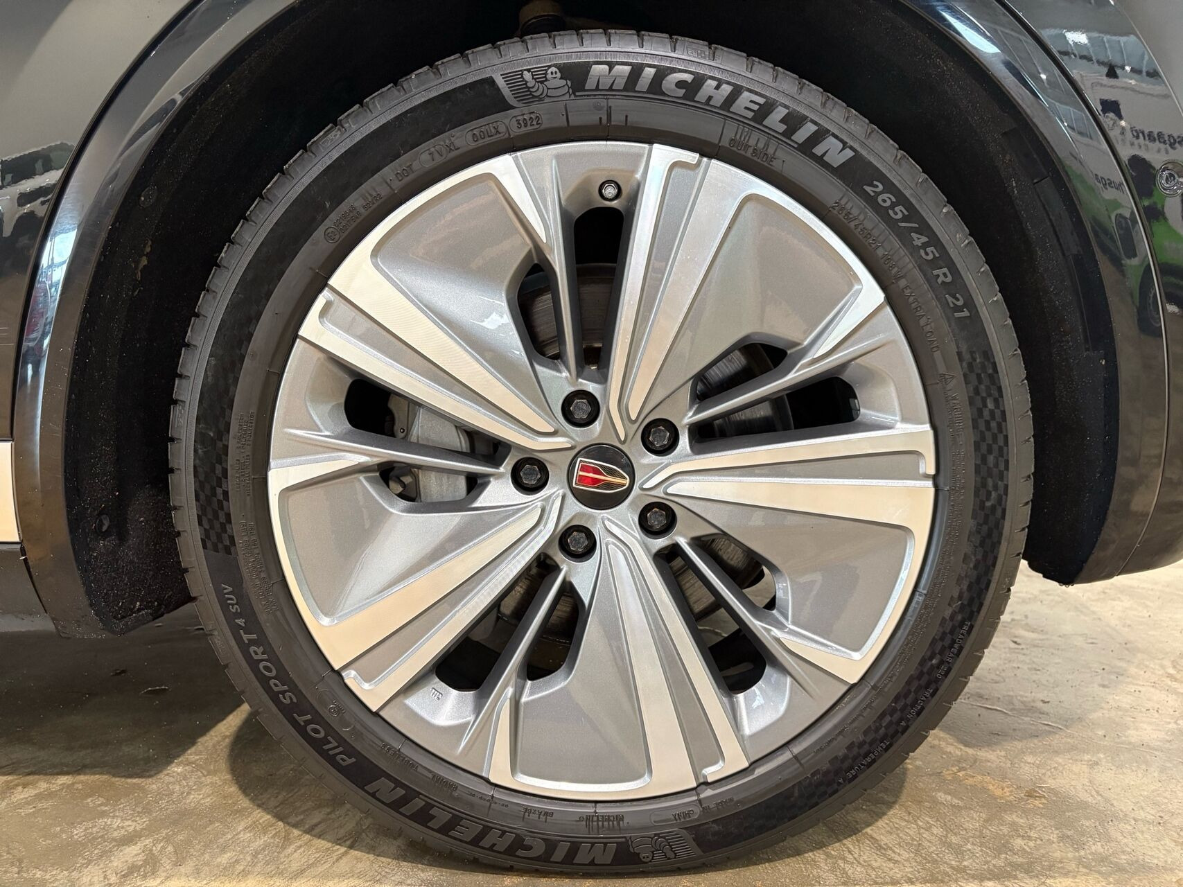 Sort Hongqi E-HS9 fra 2023