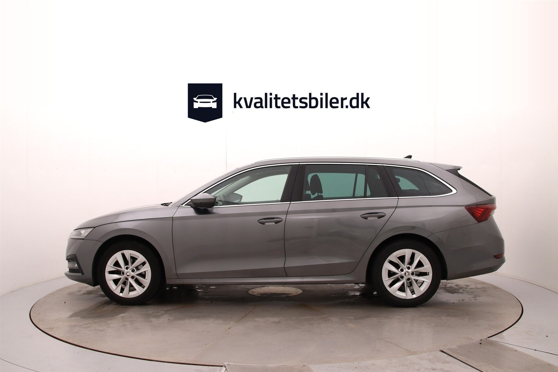 Grå Skoda Octavia fra 2022