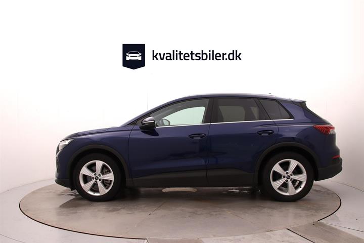 Blå Audi Q4 fra 2023