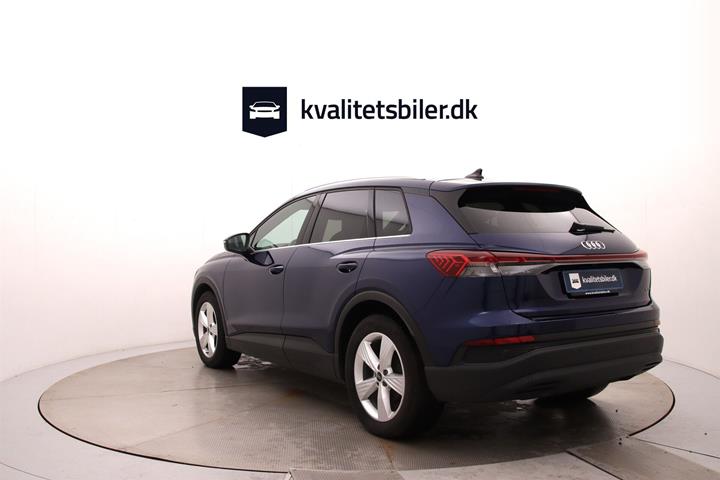 Blå Audi Q4 fra 2023
