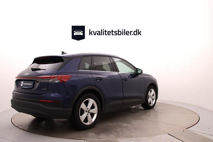 Blå Audi Q4 fra 2023
