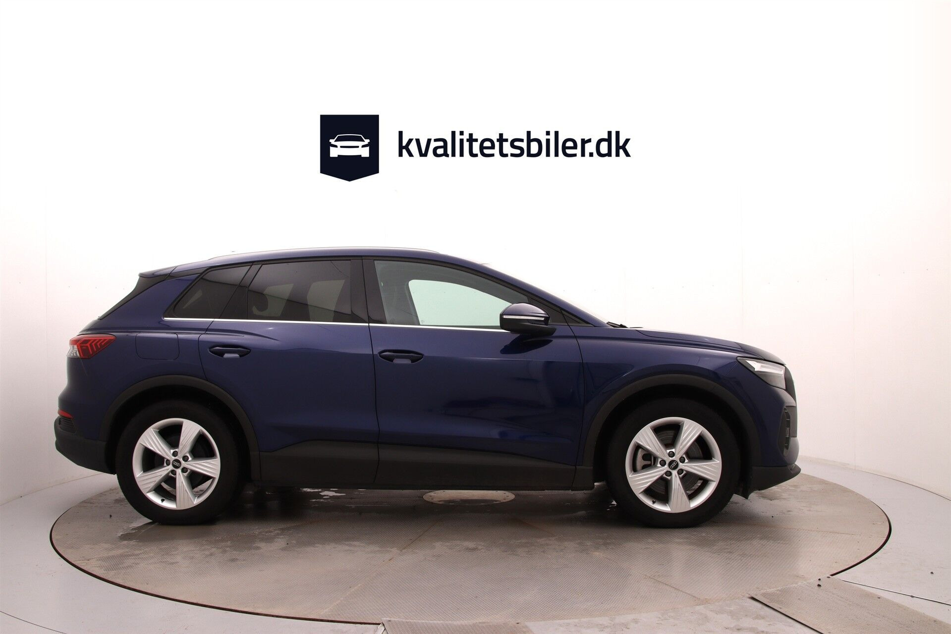 Blå Audi Q4 fra 2023