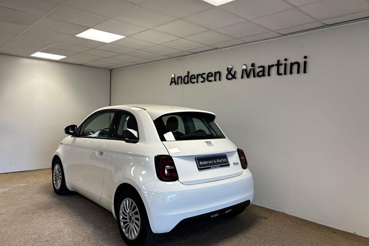 Hvid Fiat 500e fra 2023