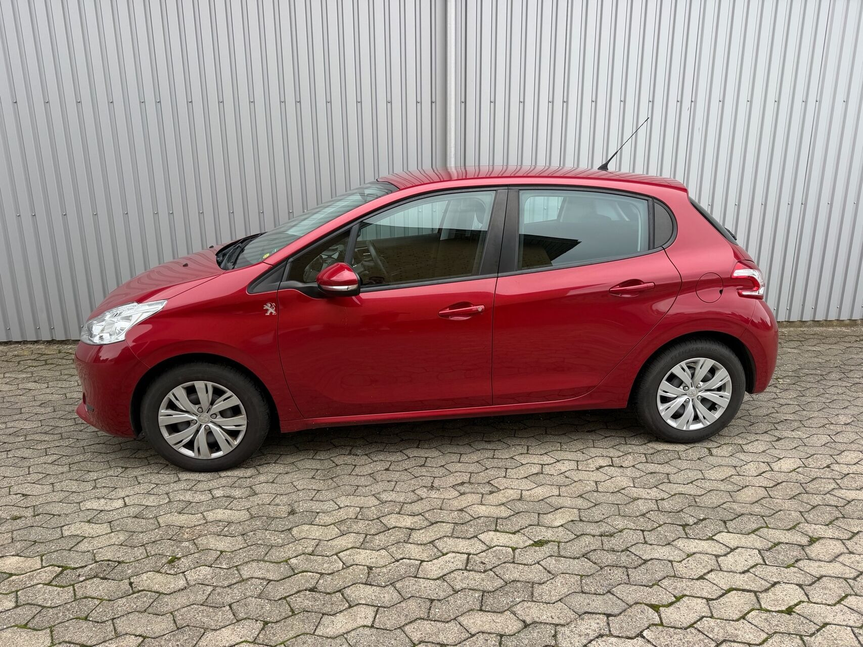 Rød Peugeot 208 fra 2014