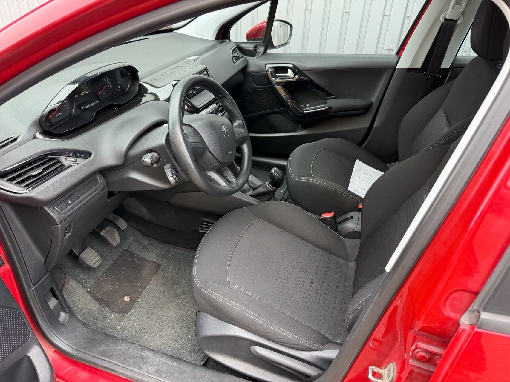 Rød Peugeot 208 fra 2014