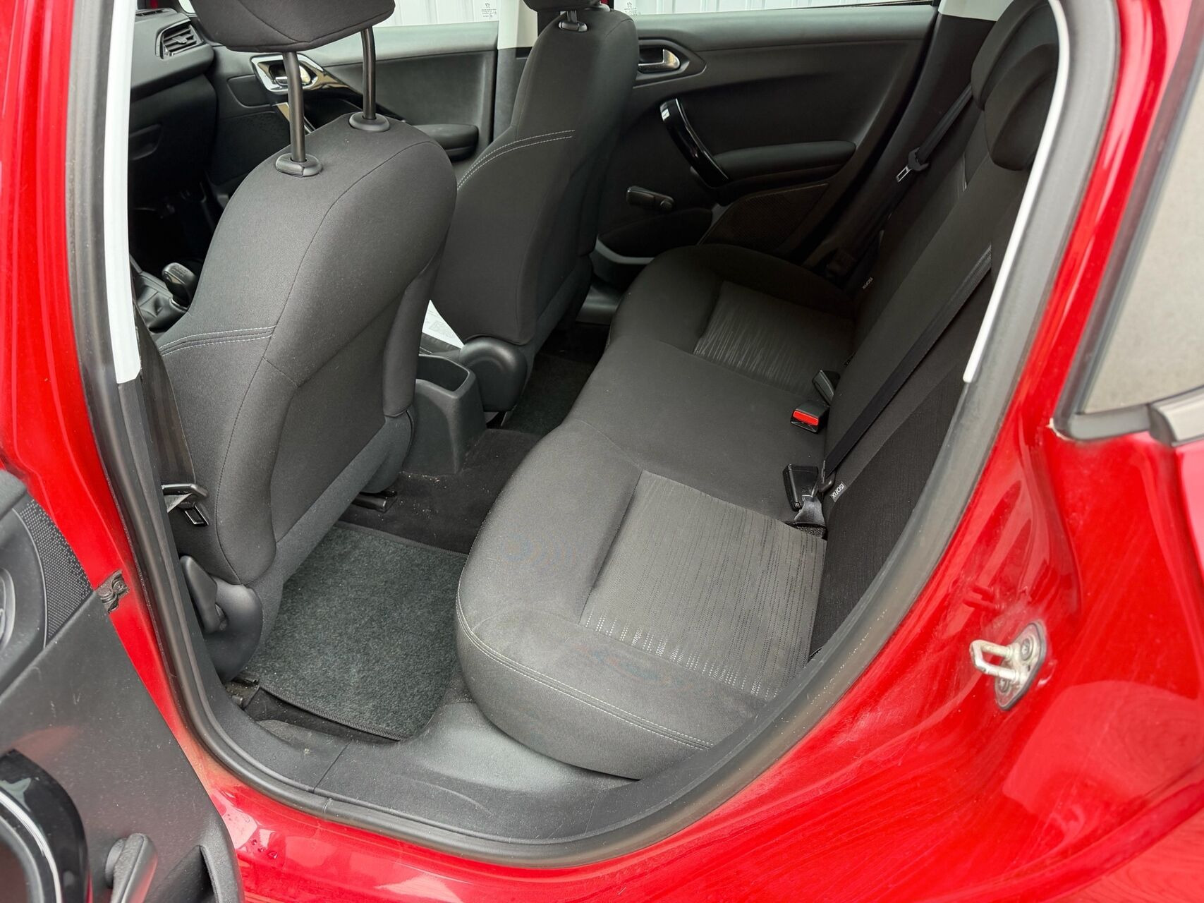 Rød Peugeot 208 fra 2014