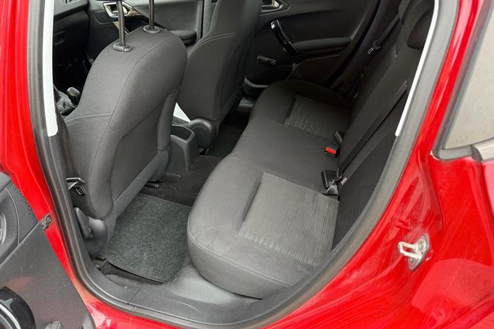 Rød Peugeot 208 fra 2014