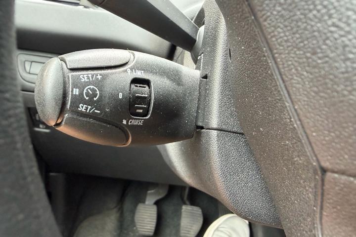 Rød Peugeot 208 fra 2014
