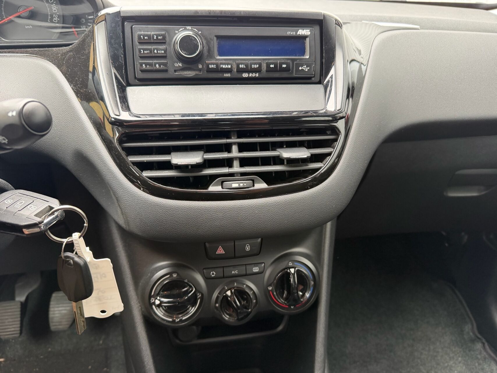 Rød Peugeot 208 fra 2014