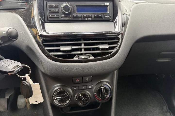 Rød Peugeot 208 fra 2014