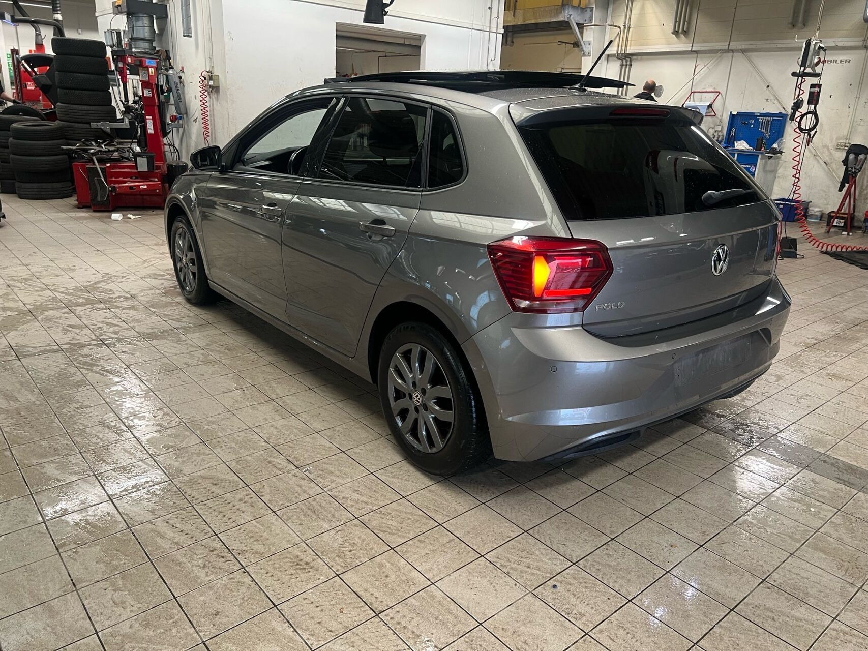 Grå VW Polo fra 2018