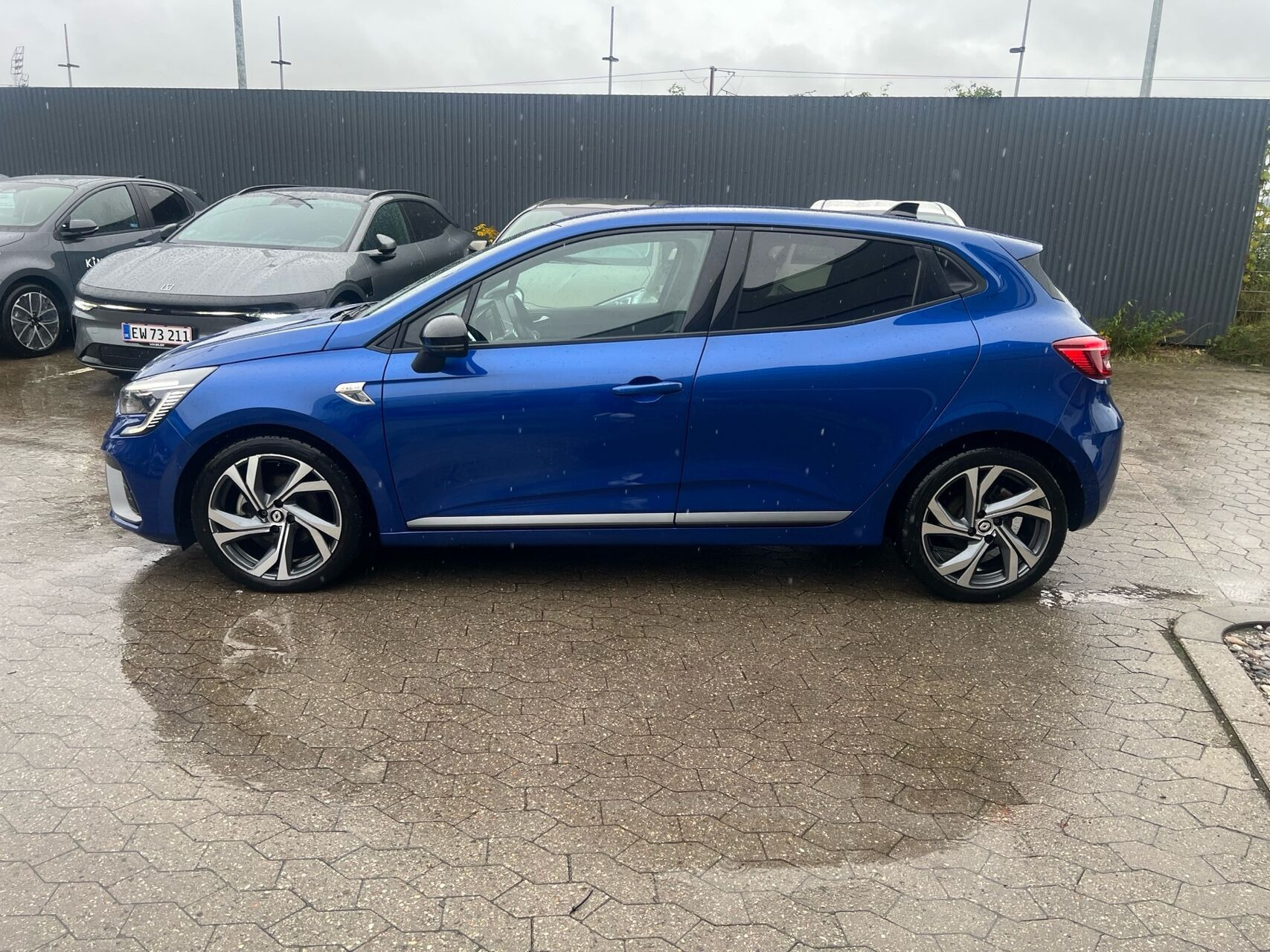 Blå Renault Clio fra 2023