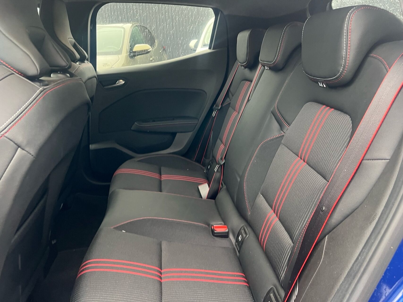 Blå Renault Clio fra 2023