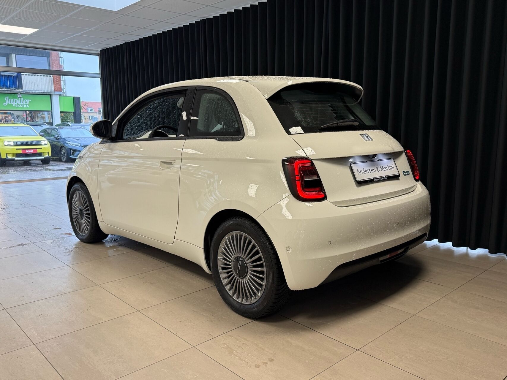 Hvid Fiat 500e fra 2023