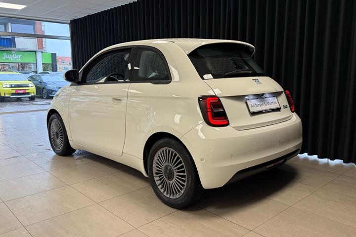 Hvid Fiat 500e fra 2023